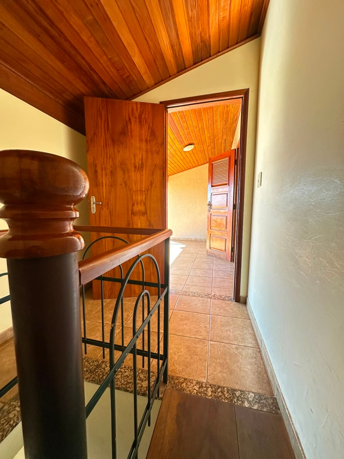 Corredor e escada da Pousada Cabana