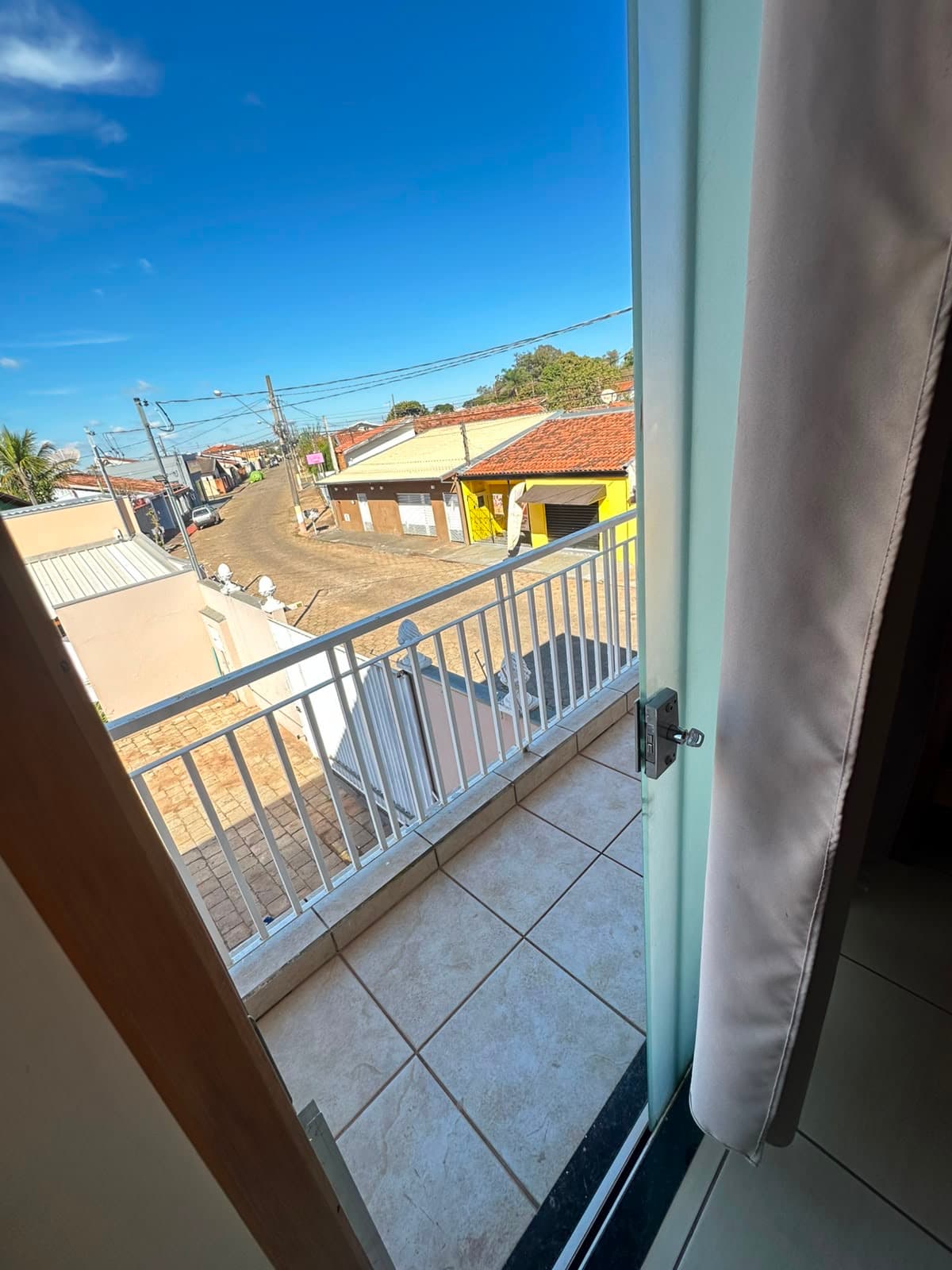 Vista da varanda da Pousada Cabana para a rua